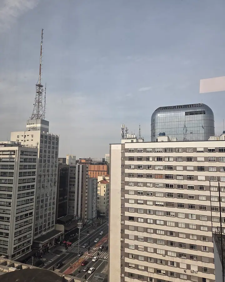 Avenida Paulista vista do alto, com prédios e a torre de antena