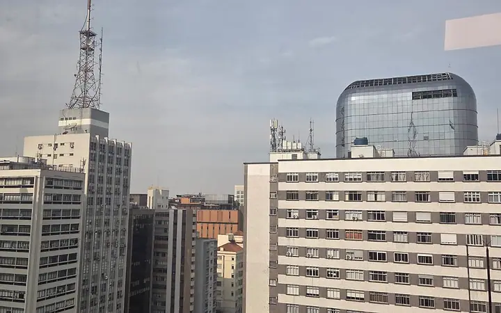 Avenida Paulista vista do alto, com prédios e a torre de antena