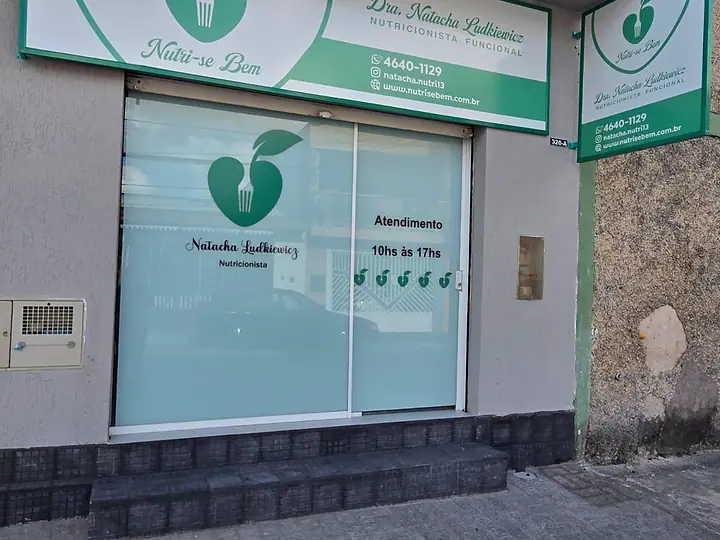 Fachada do consultório Nutri-se Bem em Itaquaquecetuba, com a vitrine verde e branca e o logo da maçã