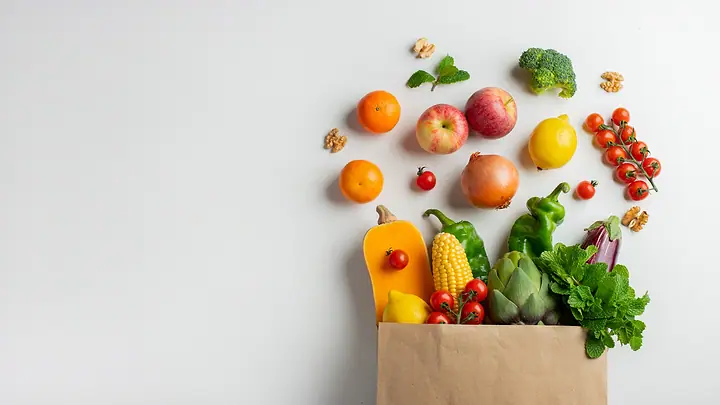 Sacola de papel com frutas, legumes e verduras frescas